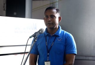ސްޓެލްކޯގެ ޖީއެމް ނަޒީރު ވާހަކަދައްކަވަނީ ސްޓެލްކޯގެ އެމްޑީ ޝަރީފް ކައިރީގައި: ފޮޓޯ/ ސަންގު