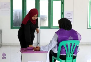 ވޯޓުނެގުމުގެ ތެރެއިން (މީދޫ) ފޮޓޯ: އިލއކްޝަންސް ކޮމިޝަން
