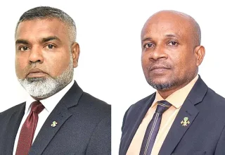 ސިވިލް ކޯޓުގެ ގާޒީ ފަރުހާދު ރަޝީދާއި ހައި ކޯޓުގެ ފަނޑިޔާރު މުހައްމަދު ނިޔާޒު --- ފޮޓޯ: ދައުރު