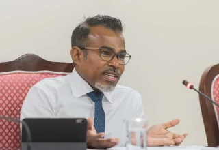 އެޓާނީ ޖެނެރަލް އިބްރާހިމް ރިފްއަތު މީގެ ކުރިން މަޖިލީހުގެ ޖަލްސާއެއްގައި/ ފޮޓޯ: ދައުރު