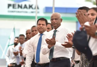 ކުރީގެ ރައީސް އިބްރާހިމް މުހައްމަދު ސޯލިހު އަދި ފެނަކައިގެ ކުރީގެ އެމްޑީ އަހްމަދު ސައީދު/ ފޮޓޯ: ރައީސް އޮފީސް