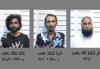 މަސްތުވާތަކެތީގެ މައްސަލައެއްގައި ހިމެނޭ ތިން މީހެއްގެ މައްޗަށް ދައުވާކުރަން ފޮނުވުން/ ފޮޓޯ: ފުލުހުން