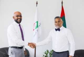 ޕްރޮސިކިއުޓަރ ޖެނެރަލް ޖަސްޓިސް (ރިޓަޔަރޑް) ޢައްބާސް ޝަރީފު އަދި އެންޓި ކޮރަޕްޝަން ކޮމިޝަންގެ ރައީސް އާދަމް ޝާމިލް