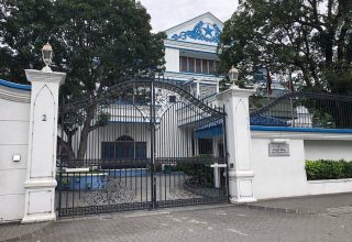 ސުޕްރީމް ކޯޓުގެ ބޭރުން/ފޮޓޯ: ކޯޕަރެޓް މޯލްޑިވްސް/ މުހައްމަދު ޖުނައިދު