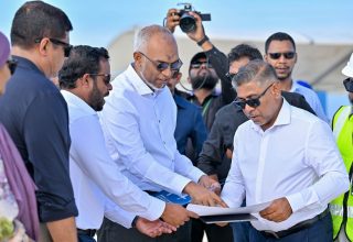 މަޝްރޫއުއެއް ކުރިޔަށްދާ ގޮތް ރައީސް މުއިއްޒު ބައްލަވާލައްވަނީ/ ފޮޓޯ: ރައީސް އޮފީސް