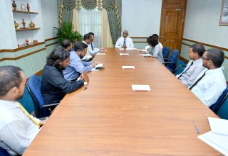 ކުރީގެ ރައީސް ސޯލިހު ރ. ހުޅުދުއްފާރު ކައުންސިލް މެންބަރުންނާއި އެކު ބޭއްވި ބައްދަލުވުމެއްގެ ތެރެއިން/ ފޮޓޯ: ރައީސް އޮފީސް