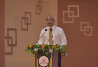 ހިޔާ ސްކޫލަށް 50 އަހަރުފުން ފާހަގަކުރުމަށް ބާއްވާ ޖަލްސާގައި ރައީސް ވާހަކަދައްކަވަނީ. ފޮޓޯ:ސަންގު