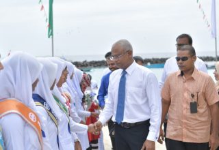 ރައީސް ނ.މިލަދުއަށް ވަޑައިގެން އެރަށުގެ ސްކޫލް ދަރިވަރުންނާއި ސަލާން ކުރައްވަނީ. ފޮޓޯ:ސަންގު