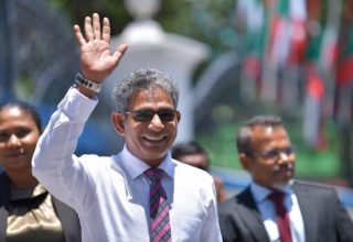(ލޯޔަރު ވައްޑެ ކޯޓު ބޭރުގައި)ފޮޓޯ.. ދައެޑިޝަން