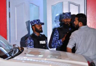 ފޮޓޮ:މިހާރު.. ފުލުހުން ކުރިއަށް ގެންދާ އޮޕަރޭޝަންގެ ތެރެއިން