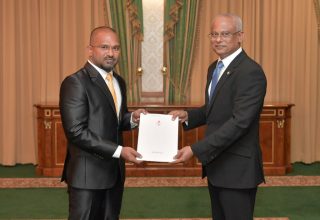 ތައިލެންޑުގެ ސަފީރު ކަމަށް ރާއްޖެއިން އައްޔަން ކުރެއްވި ޖިނާހްއަށް ފަތްކޮޅު ހަވާލު ކުރައްވަނީ: ސަންގު ފައިލް ފޮޓޯ