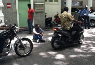 ރައީސް އޮފީސް ކުރިމަތީ އިން މީހަކު ހައްޔަރުކޮށްފި. ފޮޓޯ:މީސްމީޑިއާ