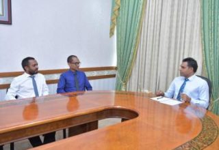 ހައްޖު ކޯޕަރޭޝަންގެ ބޭފުޅުންނާއި ނައިބު ރައީސް ވަނީ ބައްދަލުކުރެއްވުން. ފޮޓޯ:ރައީސް އޮފީސް