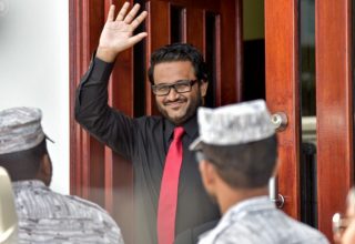ފިލަން އުޅުނީީތީ އަދީބު މައާފަށް އެދިއްޖެ. ފޮޓޯ:އަވަސް އެމްވީ