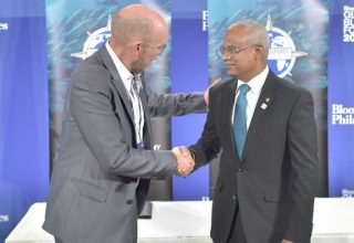 ބްލޫ ޕްރޮސްޕެރިޓީ ކޯލިޝަނާ ގުޅިގެން މަސައްކަތް ކުރުމަށް ރާއްޖެއާ އެޖަމާޢަތާ ދެމެދު އެއްބަސްވެ ސޮއިކުރުމަށް ބޭއްވި ރަސްމިއްޔާތުގެ ތެރެއިން -- ފޮޓޯ: ރައީސް އޮފީސް
