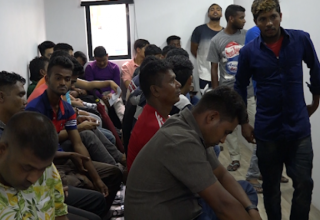 ޤާނޫނީ އިމުގެ ތެރެއަށް ވަނުމަށް ބިދޭސީން މިނިސްޓްރީ ތެރޭގައި ކިއު ހަދައިގެން. ފޮޓޯ: ސަންގު