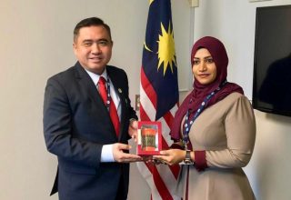 ދިވެހި ލައިސަންސް މެލޭޝިއާގައި ބޭނުންކުރެވޭ ގޮތް ހަދަނީ. ފޮޓޯ: ޓްރާންސްޕޯޓު މިނިސްޓްރީ
