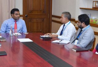 ނައިބު ރައީސް އެމްޓީސީސީގެ އިސްވެރިންނާއި ބައްދަލުކުރައްވަނީ: ފޮޓޯ ރައީސް އޮފީސް