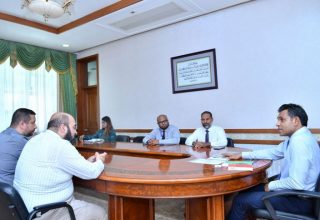 ނައިބު ރައީސް ގްެރީން ކްރެސެންޓްގެ އިސްވެރިންނާއި ބައްދަލުކުރެއްވުމުގެ ތެރެއިން: ފޮޓޯ ރައީސް އޮފީސް
