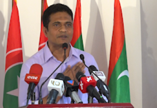 ޖުމްހޫރީ ޕާޓީއަށް އަލަތްވަތް މެންބަރުން ސޮއި ކުުރުމުގެ ރަސްމިއްޔާތުގައި ނިހާން ވާހަކަދައްކަވަނީ. ފޮޓޯ: ސަންގު