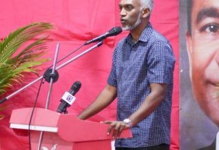 ތުލުސްދޫގައި ބޭއްވި ޖަލްސާގައި މުއިއްޒު ވާހަކަދައްކަވަނީ. ފޮޓޯ: ޓުވިޓާރ