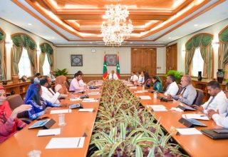 އެކަނިވެރި މައިންނާއި ބަފައިންނަށް ދޭ އެލަވަންސް 10،000ރ. އާ ހަމައަށް ބޮޑުކުރަން ނިންމުން- ފޮޓޯ: ރައީސް އޮފީސް