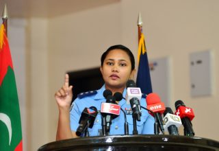 އެމްޑީއެންގެ މައްސަލާގައި ތަޙުޤީގަށް ހާޒިރުކުރަން ބޭނުންވާ މީހުންނަށް ފުލުހުން ޗިޓު ފޮނުވައިފި. ފޮޓޯ: ސަން