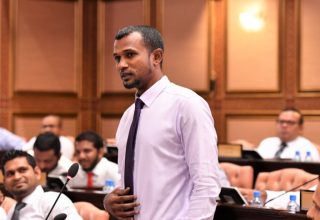 އެމްއެމްޕީއާރުސީގެ ހިޔާނާތުގައި ބައިވެރިވި ކަމަށް ބުނެ ތިން މިނިސްޓަރަކު ބޭރު ކުރަން އުޅޭކަމުގެ ތުހުމަތު -- ފޮޓޯ: މަޖިލިސް