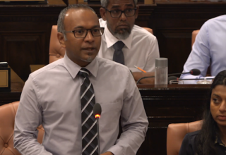 ކުއްލި މައްސަލަ ހުށަހަޅުއްވާ މެންބަރު ލަތީފް ބަހުސްކުރައްވަނީ... ފޮޓޯ: ސަންގު