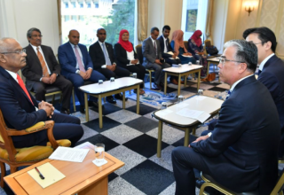 ވިޔަފާރި ފުޅާކުރުމަށް ޖަޕާނުގެ ޔަމަކީ ކޯ އާއެކު  މަޝްވަރާ ކުރެއްވުމަށް ބޭއްވި ބައްދަލުކުރެއްވުން... ފޮޓޯ: ސަންގު