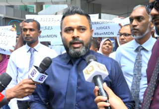 ސިޓި ހުށަހެޅުމަށްފަހު ޕްރޮގްރެސިވް ކޯލިޝަންއިން ނޫސްވެރިންނަށް މައުލޫމާތު ދެނީ... ފޮޓޯ: ސަަންގު