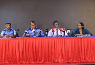 ފޮޓޯ: ފުލުސް ޓްވިޓާ  -- ދފޮމިހާރުގެ ސަރުކާރުގެ ހަތް ބޭފުޅަކަށް، މަޖިލީހުގެ 16 މެމްބަރަކަށް، އަށް ފަނޑިޔާރުންނަށް ހިޔާނާތުގެ ފައިސާ