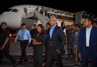 ރައީސުލްޖުމްހުރިއްޔާގެ ދެކަނބަލުންނަށް އެއަރޕޯޓުން މަރުޚަބާ ދެންނެވީ ރައީސުލްޖުމްހޫރިއްޔާގެ ނައިބު ފައިސަލް ނަސީމު: ފޮޓޯ: ރައީސް އޮފީސް