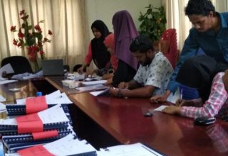 ފްލެޓުތައް ލިބުނު ފަރާތްތަކާ އެގްރިމަންޓްގައި ސޮއިކޮށް ފްލެޓްތައް ހަވާލުކުރަނީ.... ފޮޓޯ: ހައުސިން މިނިސްޓްރީ