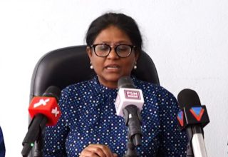 ސިޓީ ކައުންސިލްގެ މޭޔަރ ޝިފާ ނޫސްވެރިންގެ ބައްދަލުވުމެއްގައި ވާހަކަދައްކަވަނީ.... ފޮޓޯ ސަންގު ފައިލް