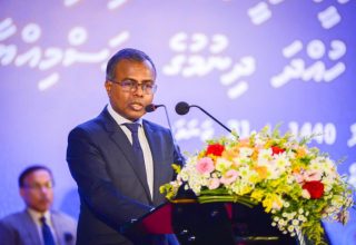 އުއްތަމަ ފަނޑިޔާރު ޑރ. އަޙުމަދު އަބްދުﷲ ދީދީ.... ފޮޓޯ: ސަންގު ފައިލް