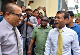 އީސީގެ މެންބަރުކަމަށް ހޮވުނު ފުއާދު ތައުފީޤު ރައީސް ނަޝީދު އަރިހުގައި....ފޮޓޯ: ސަންގު ފައިލް