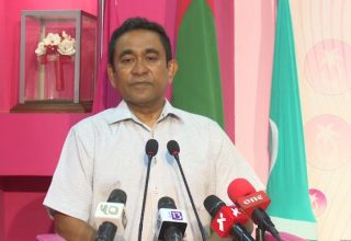 ޕީޕީއެމް ގެ ރައީސް އަދި ކުރީގެ ރައީސް އަބްދުﷲ ޔާމިން ރޭ ބޭއްވި ނޫސްވެރިންގެ ބައްދަލުވުމުގައި ވާހަކަދައްކަވަނީ... ފޮޓޯ: ސަންގު
