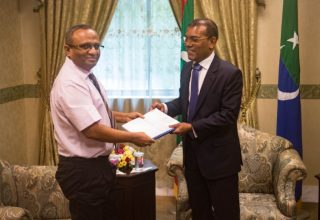 މަރު ކޮމިޝަންގެ ރައީސް ހުސްނުއްސުޢޫދު އަދި ރައީސް ނަޝީދު.... ފޮޓޯ: ސަންގު ފައިލް