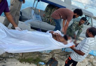 ވަޅިން ހަމަލާދީ ކަނޑަށް އެއްލާލި މީހާ މާލެ ގެންނަނީ... ފޮޓޯ: އެމްއެންޑީއެފް
