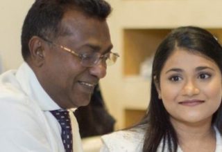 ޑީއާރްޕީގެ އެސްސީއަކަށް އައްޔަން ކުރެއްވި އައިމިނަތު ޖާބިރު، އަރިހުގައި ޑީއާރްޕީގެ ލީޑަރ އަބްދުﷲ ޖާބިރު: ފައިލް ފޮޓޯ
