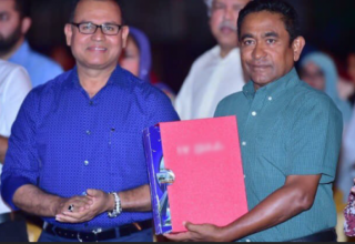 ރައީސް އަބްދުﷲ  ޔާމިން އަދި މެންބަރު އާދަމް ޝާރީފް އުމަރު... ފޮޓޯ: ސަންގު ފައިލް