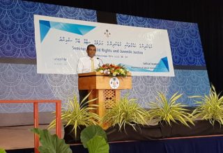 ކުޑަކުދިންގެ އަދުލުގެ ނިޒާމާ ބެހޭ ސެމިނާ ފެށުމުގެ ރަސްމިއްޔާތުގައި  ނަޝީދު ވާހަކަދައްކަވަނީ... ފޮޓޯ: ޓުވިޓަރ