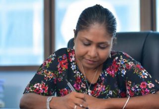 ހިސާން ނޫސްވެރިއަކާއި ވާހަކަދައްކަވަނީ: ފޮޓޯ މިހާރު
