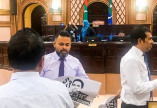 އިދިކޮޅުން މަޖިލީސް ޖަލްސާގައި އިހުތިޖާޖު ކުރަނީ