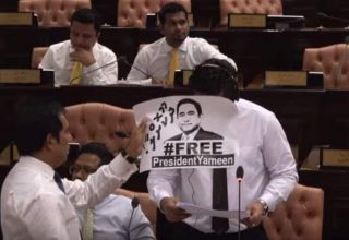 އިދިކޮޅުން މަޖިލީސް ޖަލްސާއަށް ހުރަސް އެޅުން