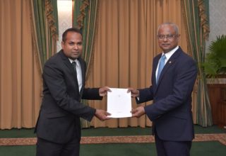 އަލީ ސަމީރު އަށް ފަތްކޮޅު އެރުވުމުގެ ރަސްމީްޔާތުގެ ތެރެއިން: ފޮޓޯ ރައީސް އޮފީސް