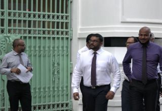 ރައީސް ޔާމީނަށް އިއްވާފައިވާ ހުކުމާއި ގުޅޭގޮތުން، އިދިކޮޅުން ރައީސާއި ބައްދަލު ކުރުން