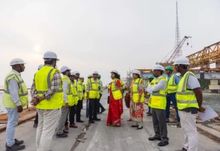 އިންޑިއާގެ އެކްސްޓާނަލް އެފެއާޒްއާއި ބެހޭ މިނިސްޓްރީގެ އޮފިޝަލުންތަކެއް ބްރިޖު ސައިޓުގައި/ ފޮޓޯ: ކޮންސްޓްރަކްޝަން މިނިސްޓްރީ