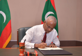 ލާމަރުކަޒީ ޤާނޫނުގެ ބިލް ރައީސް ތަސްދީޤު ކުރެއްވުން ---- ފޮޓޯ: ރައީސް އޮފީސް